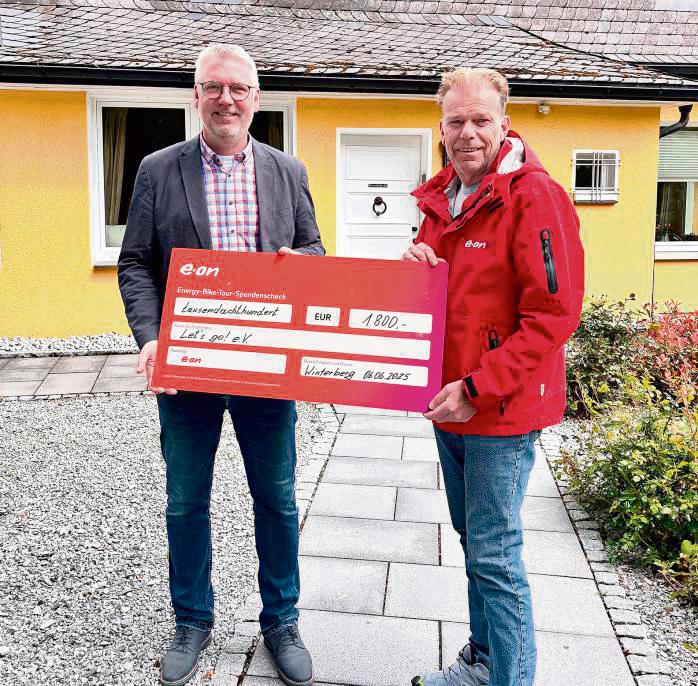Eon-Vertreter Frank Sunder (r.) übergab den symbolischen Scheck an Let’s-go-Vorstand Bernd Tiedemann.