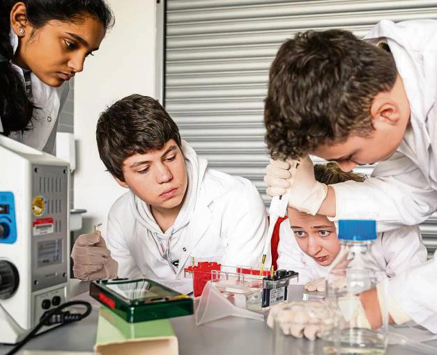 Ferienspaß mit Pipette und Mikroskop: Nachwuchswissenschaftler an der Hochschule Hamm-Lippstadt.