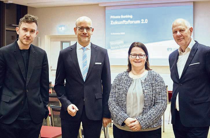 Sprachen auf dem Zukunftsforum der VR Bank Westfalen-Lippe im IQ: Die Zukunftsforscher Tristan und Matthias Horx (r.) rahmen Oliver Kleine (Volksbank) und Prof. Kira Kastell ein.