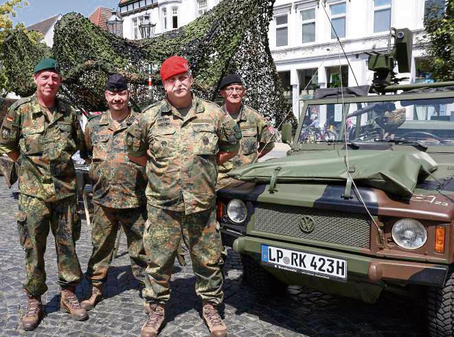 Die Reservistenkameradschaft aus Boke präsentierte sich auf dem Rathausplatz in Lippstadt unter anderem mit militärischen Fahrzeugen in Originalgröße und .... Fotos: Laame