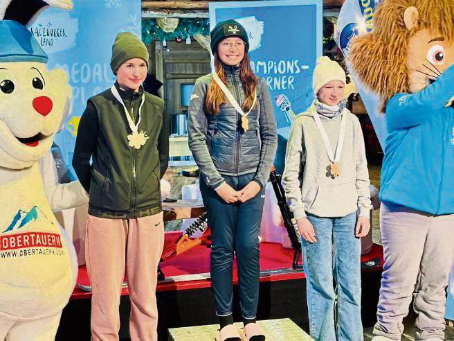 Die Lippstädterin Anni Stellmacher (M.) fuhr in Neuss in beiden Läufen der U14 auf Platz eins.