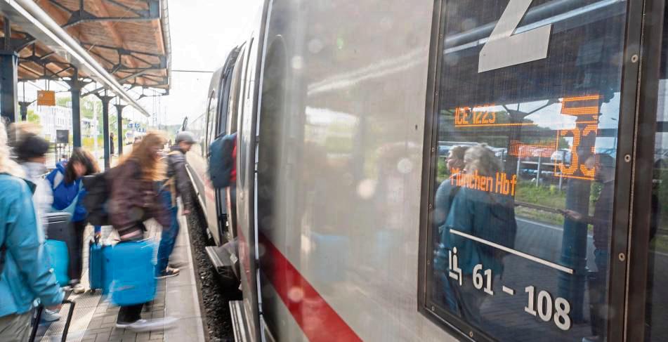 Der ICE nach München im Soester Bahnhof: Die Verbindung soll laut Insider-Informationen mit dem Fahrplanwechsel am 14. Dezember wegfallen. Foto: Peter Dahm