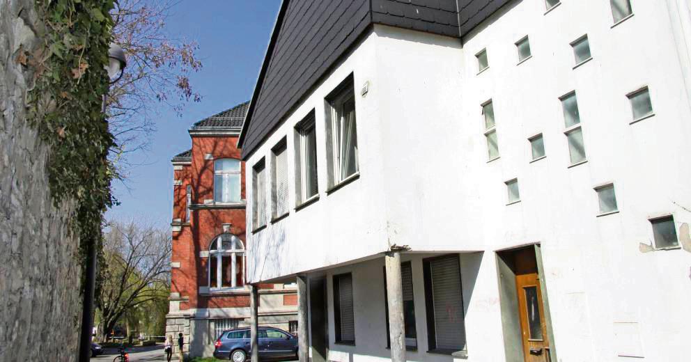 Durchaus in die Jahre gekommen ist das Gebäude Düstere Gasse 1. Die Stadtwerke wollen es aufpolieren und dort 2-Zimmer-Wohnungen einrichten. Archivfoto: Dominik Friedrich