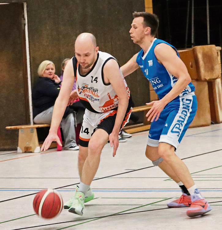 Die Basketballer des LTV Lippstadt (in Weiß) sind im Nachbarduell beim TV Salzkotten gefordert. Foto: Uwe Feichtinger