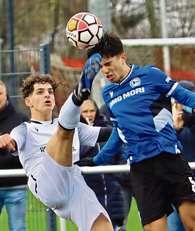 Trotz aller Bemühungen kassierten die BII-Junioren des SV Lippstadt (in Weiß) ihre erste Niederlage seit fast sieben Monaten. 1:3 unterlag man Bielefeld II. Foto: Feichtinger