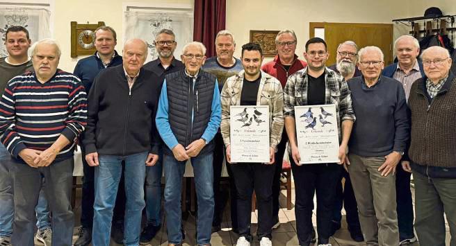 Die Vereinsmeister des letzten Jahres, Sebastian (8.v.l.) und Florian Woracek (10. v.l.), erhielten Urkunden.