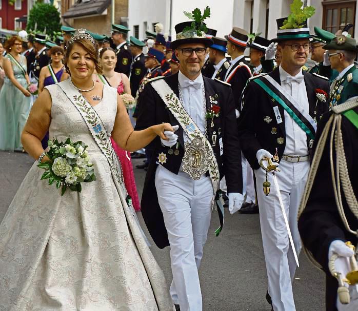 Am Samstagvormittag regierten sie die Schützen noch und ernteten viel Applaus: Katrin und Fred Wernze. Fotos: Kossack