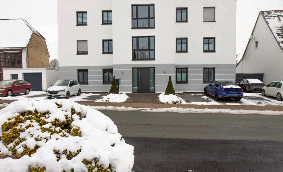 Je nach Menge an Wohnungen in einem Gebäude müssen mehr oder weniger Stellplätze für Pkw und inzwischen auch Fahrräder beim Bau oder Umbau eingeplant werden. Hier scheint die Zahl zu passen. Foto: Bernd Eickhoff