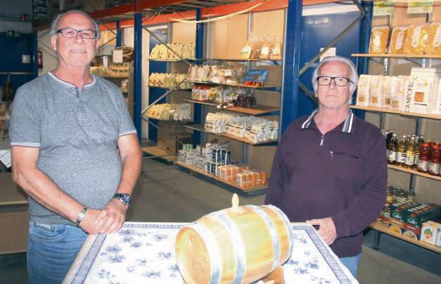 Typisch italienische Spezialitäten, die an den Urlaub erinnerten: Antonio und Attilio Genisi (r.) müssen ihre Einzelhandel-Sparte in Lippstadt aufgeben. Foto: Schwade