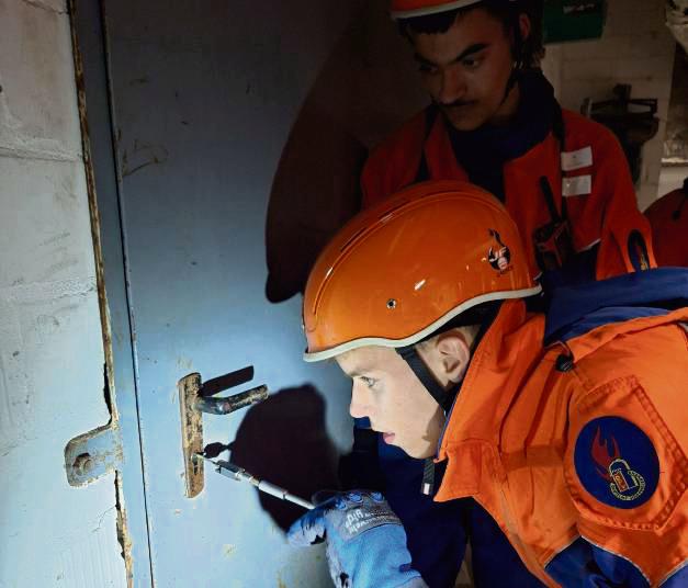 Auch eine Tür musste beim Berufsfeuerwehrtag der heimischen Jugendfeuerwehren geöffnet werden.