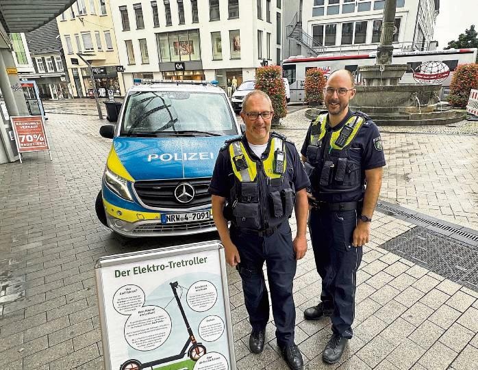 Achtung, Kontrolle: Die Polizei – auf dem Foto: die Polizeihauptkommissare Holger Luck (l.) und Martin Schäfers – hat in Lippstadt E-Scooter-Fahrer kontrolliert. Foto: Cegelski