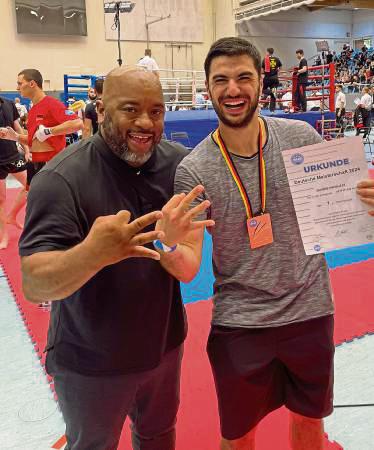 Gemeinsam mit Trainer Neil Wiley (l.) freut sich Davide Nicolaci (r.) über seinen deutschen Meistertitel im Kickboxen.