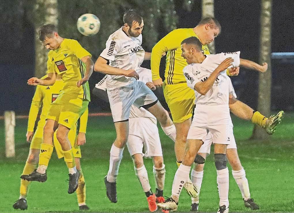 Die SG Eikeloh/Bökenförde II (in Weiß) steht nach dem 4:3-Erfolg gegen den TuS Ehringhausen II im Viertelfinale des Reserve-Kreispokals. Foto: Frank Lütkehaus