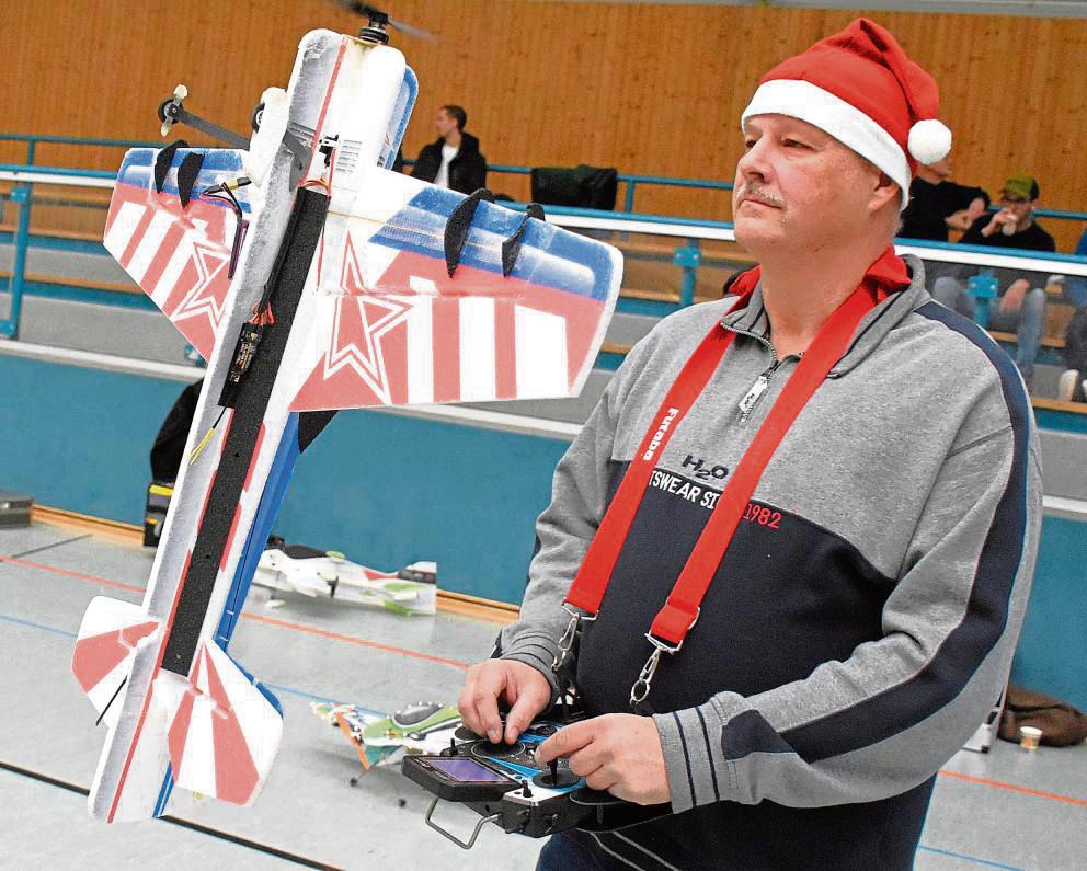 Beim anspruchsvollen Torquen-Manöver stehen die Modellflugzeuge senkrecht in der Luft.