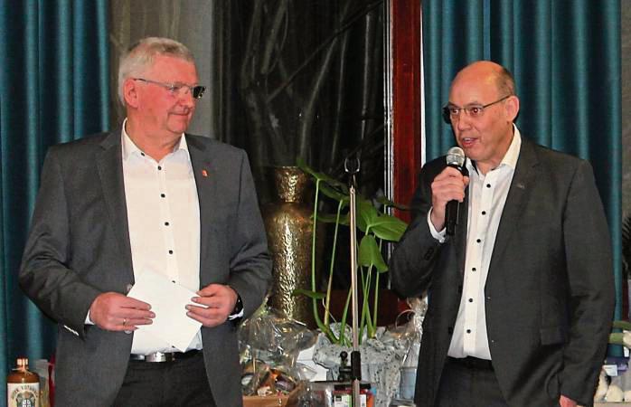 Blickten auf aktuelle Entwicklungen: Ortsvorsteher Alfons Levenig (l.) und Bürgermeister Peter Weiken. Foto: Biermann