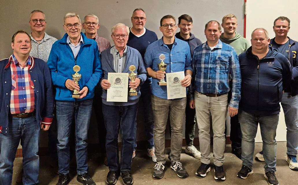 Der wiedergewählte Vorstand der Schützen mit den geehrten Vereinsmeistern beim Kleinkaliber-Schießen.