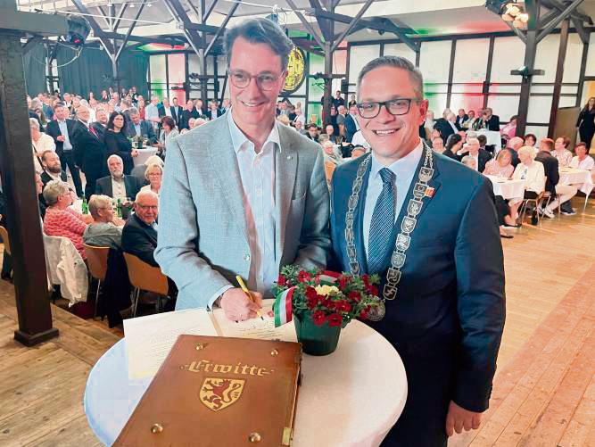 Ehrensache: Natürlich trug sich NRW-Ministerpräsident Hendrik Wüst im Beisein von Bürgermeister Hendrik Henneböhl auch ins Goldene Buch der Stadt Erwitte ein. Fotos: Friedrich