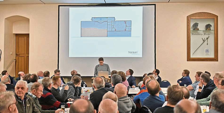 Christian Schuster (vorne, stehend) informierte die Schützen über die Umgestaltung des Thekenbereichs und die damit verbundenen Kosten. Foto: Tuschen