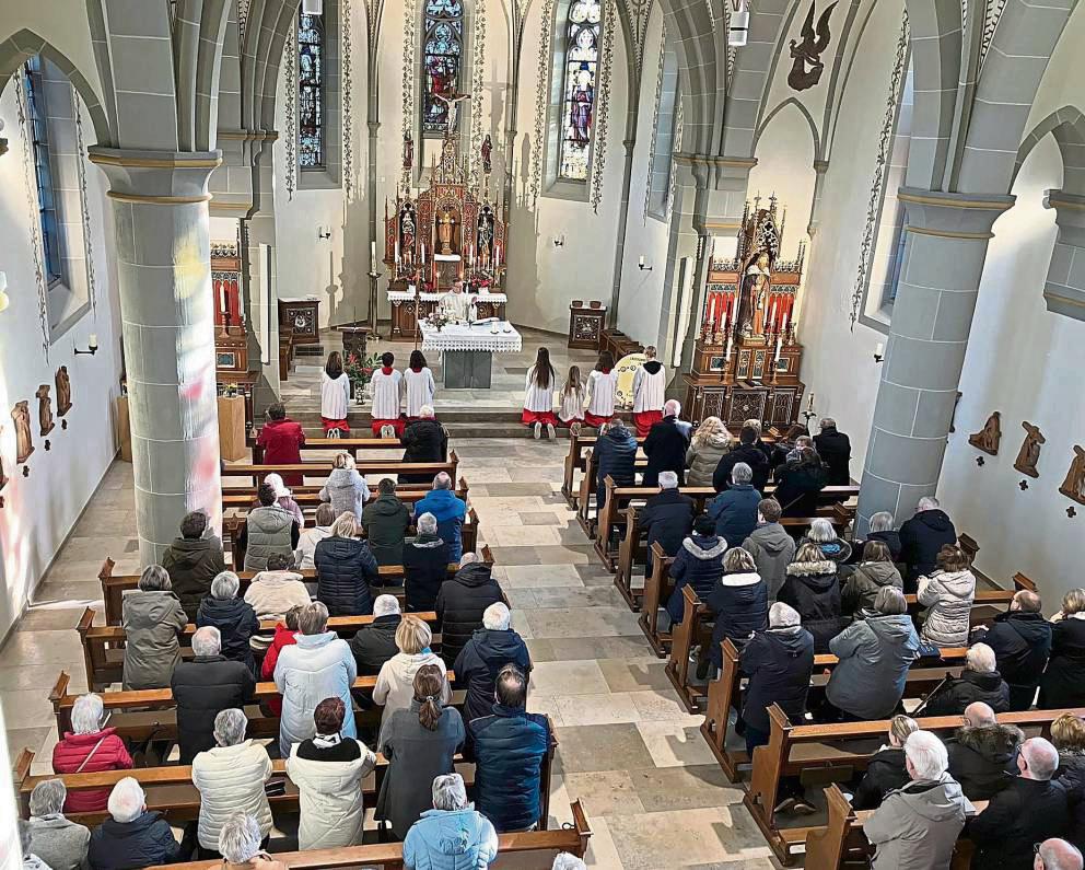 Nach etwa acht Monaten Renovierungszeit ist die St.-Antonius-Kirche in Oestereiden mit einem Gottesdienst offiziell wieder eingeweiht worden.