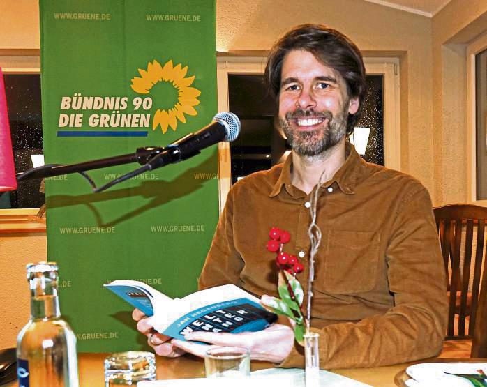 Kein moralischer Zeigefinger, keine Angstszenarien: Autor Jan Hegenberg zeigte Chancen und Möglichkeiten für das Gelingen der Energiewende auf. Foto: Kloer