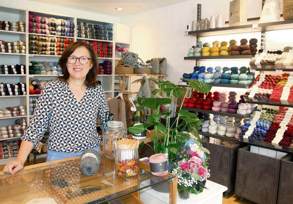 Farbenfroh und ansprechend: Birgit Baucks bietet in „Fine Things“ in der Poststraße eine bunte Auswahl an ausgesuchter Wolle, Seide, Kaschmir und Co. Fotos: Schwade (3), Rückert (3), Wissing