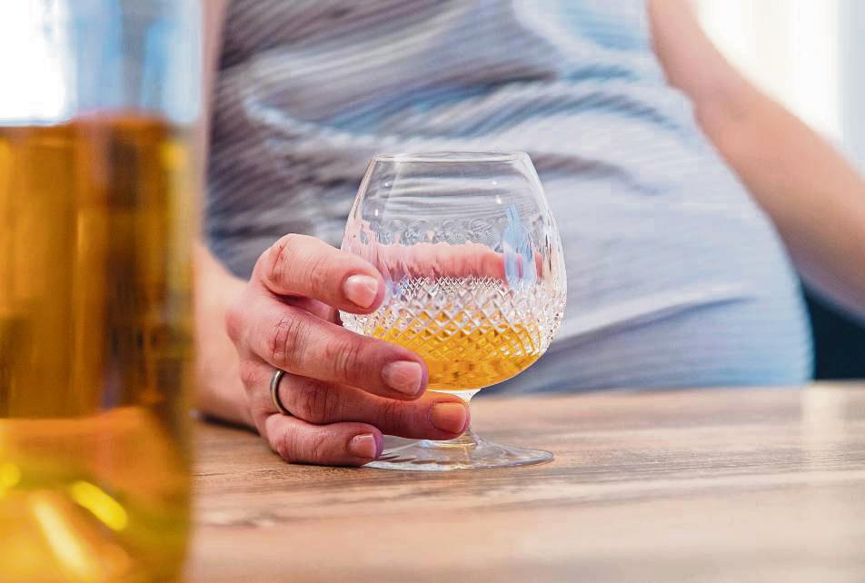 „Ein Glas schadet doch nicht“: Ansichten wie diese sind weit verbreitet. Das Team der FASD-Fachberatung will ihnen mit Aufklärung entgegenwirken. Foto: Christin Klose (dpa)