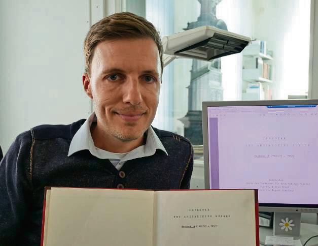 Die sogenannten Findbücher in eine digitale Form zu bringen, ist eine der Hauptaufgaben des neuen Rüthener Archivars Dr. Lukas Grawe. Fotos: Bsdurek