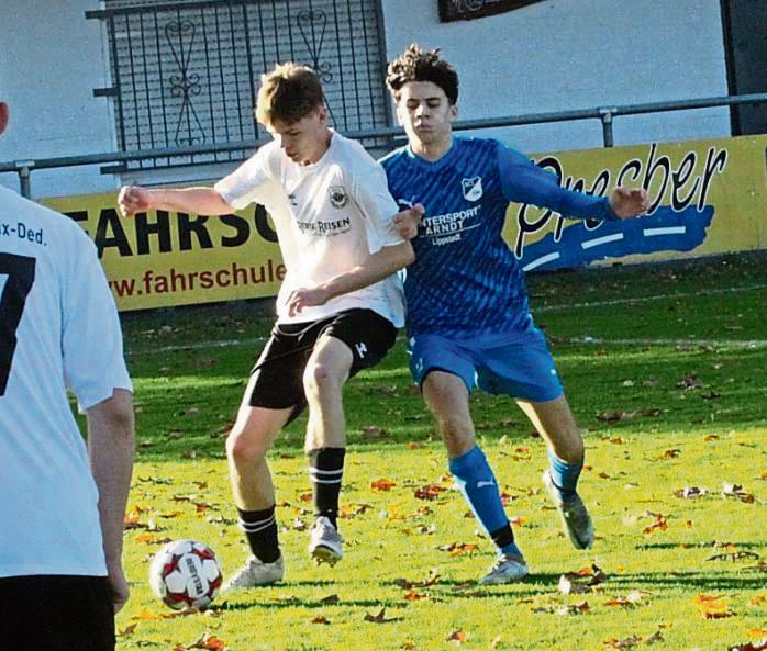 Nach der Pause brach das Unheil über die A-Junioren der JSG Hörste/Garfeln (weiße Trikots) herein. Sieben Gegentore mussten die Gastgeber in den zweiten 45 Minuten schlucken. Der SC Lippstadt (blau) siegte mit 10:1. Foto: Dannhausen