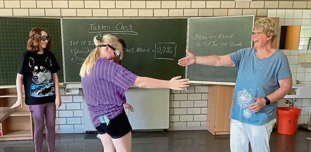Gerade auf einer Linie gehen, das ist für die Schüler mit der Rauschbrille eine Herausforderung.