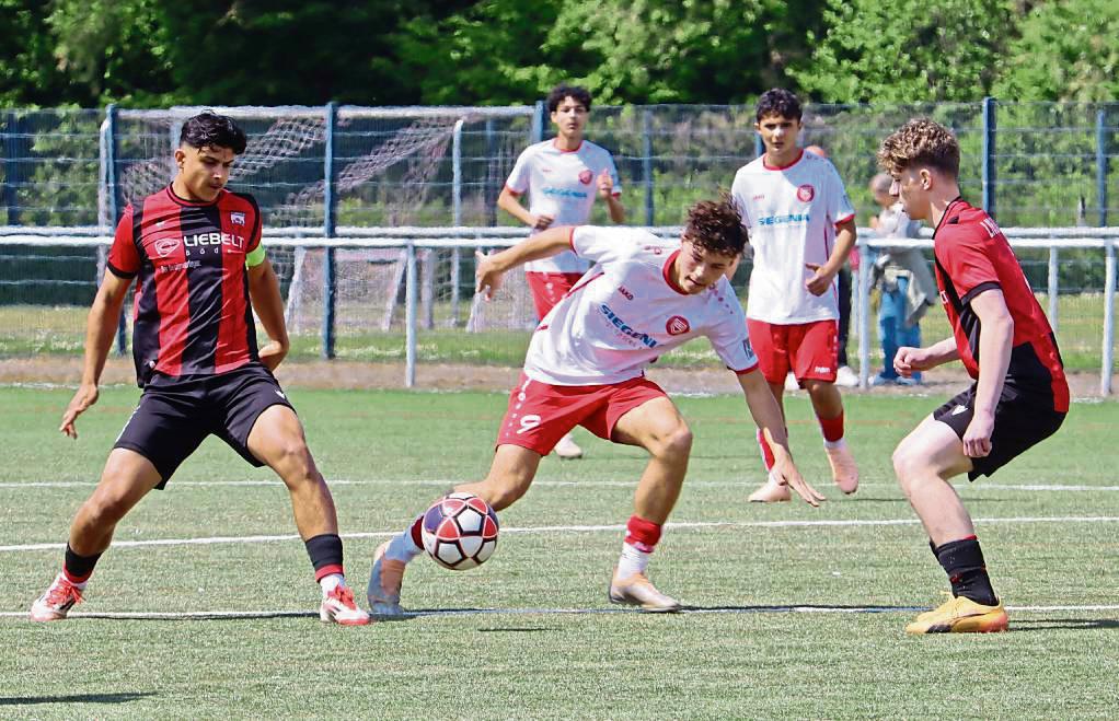 Die B-Junioren-Fußballer des SV Lippstadt (gestreifte Trikots) wollen im Heimspiel gegen den SC Verl einen lästigen Verfolger erst einmal abschütteln. Fotos: Uwe Feichtinger