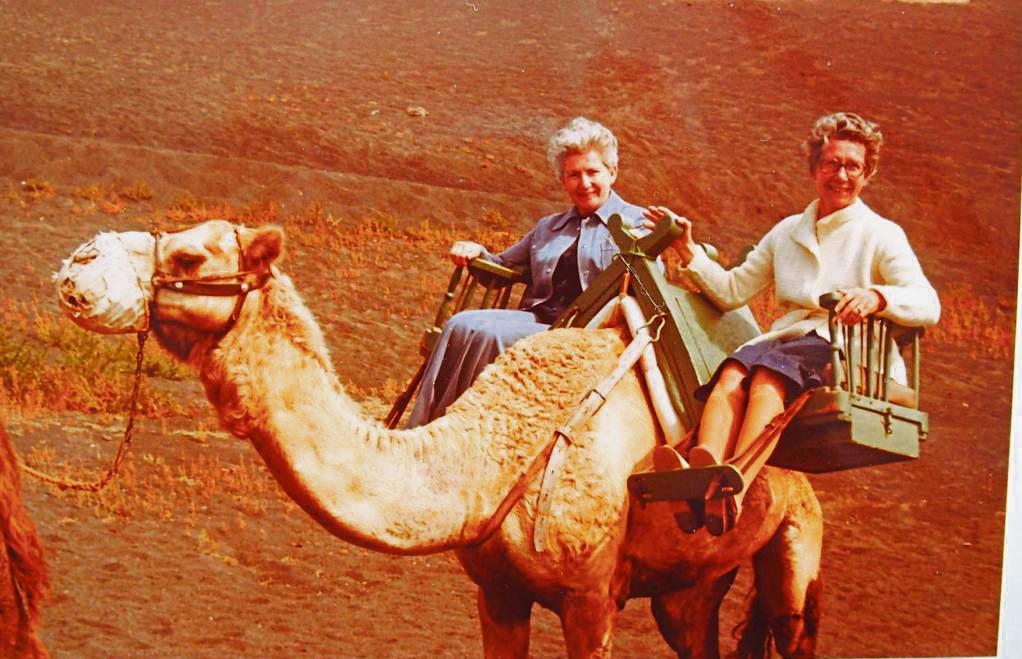 Der Ritt der Schwestern Erna und Elisabeth W. auf einem Dromedar während ihres Aufenthaltes auf der Atlantikinsel Lanzarote wurde von einem ortsansässigen Fotografen aufgenommen. Fotos: LWL/Cantauw
