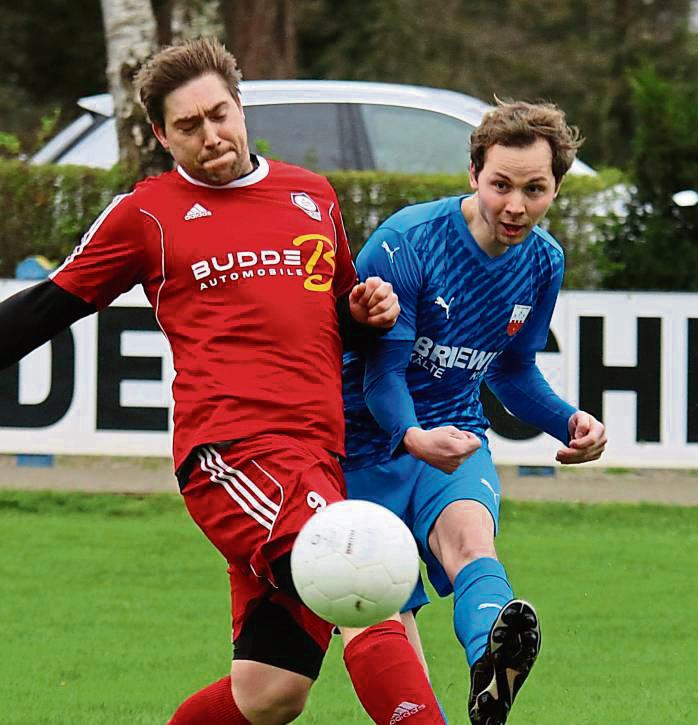 Bis zum 1:0 für Lipperode (in Blau) war es ein ausgeglichenes Spiel. Danach war der TuS deutlich feldüberlegen gegen die Gäste aus Suttrop/Kallenhardt. Foto: Wiegand