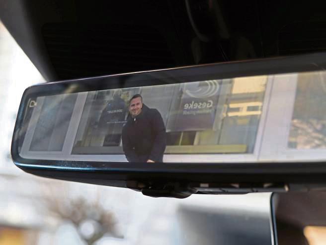 Digitaler Rückspiegel: Eine Kamera überträgt, was hinter dem Streifenwagen vor sich geht.