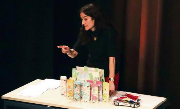 Corinna Freudig erzählte über die wundersame Wirksamkeiten von Duschgel und andere Kuriositäten. Foto: Bertermann