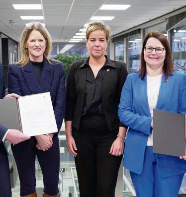 NRW-Wirtschaftsministerin Mona Neubaur (Mitte) übergab den Bescheid an HSHL-Kanzlerin Sandra Schlösser und Präsidentin Kira Kastell.