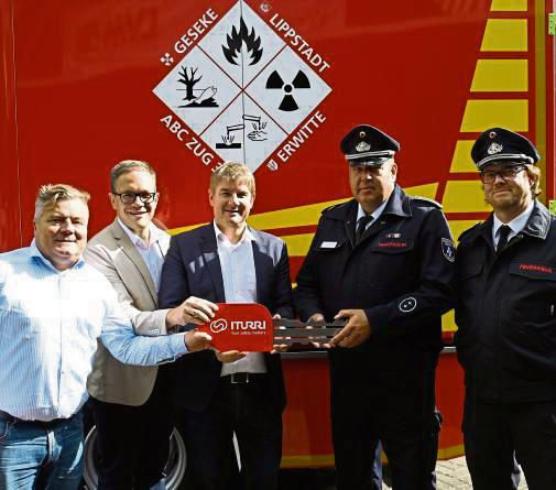 Ein Fahrzeug für drei Kommunen: Schlüsselübergabe mit den Bürgermeistern Arne Moritz (Lippstadt), Henrik Henneböhl (Erwitte), Remco van der Velden (Geseke) sowie Andre Schürer und Daniel Harrenkamp.