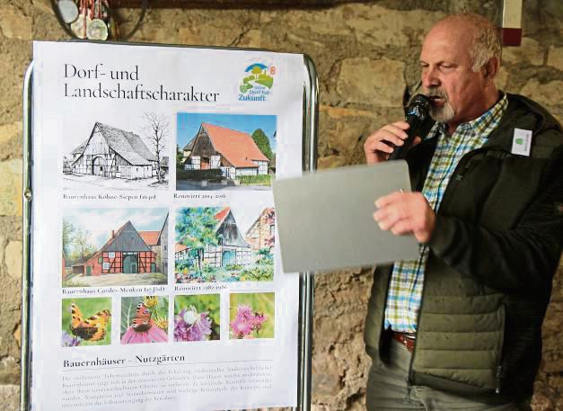 Ortsvorsteher Bernd Cordes hatte Plakate vorbereitet.