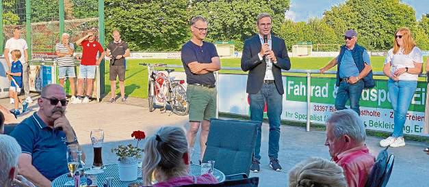 Die gemeinsame Tour führte die 150 Teilnehmer auch zur Sportanlage von Rot-Weiß Mastholte.