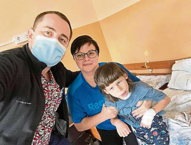 Sechs Kinder, sechs schwere Schicksale (im Uhrzeigersinn von links oben): Jaroslaw hat eine Fehlbildung im Gehirn, die sechs Monate alte Anastasia leidet unter einem Lymphom, Tamirlan (3) hat einen Gehirntumor. Denys leidet derweil an Epilepsie, der zehn Monate alte David hat ein offenes Seitenventrikel im Gehirn. Und Ostap (2) hat einen Wasserkopf.
