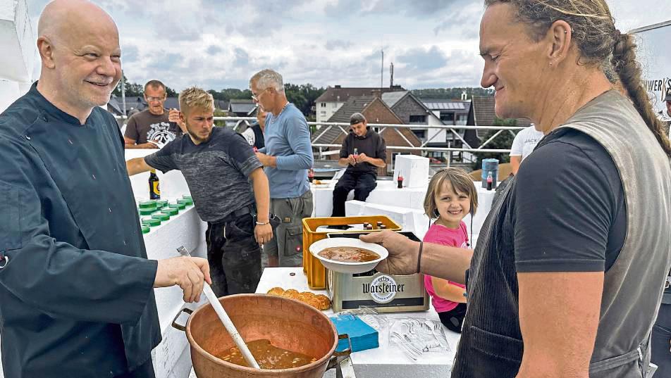 Gulaschsuppe in luftiger Höhe: Das Dachdecker-Team freut’s. Foto: Cegelski
