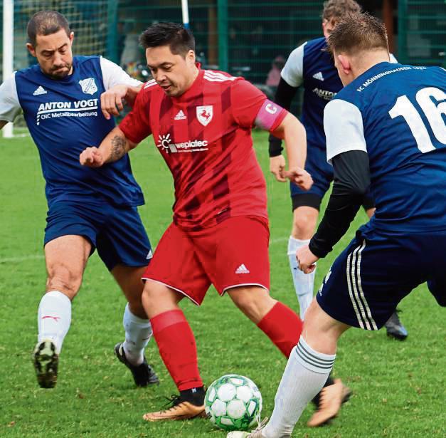 Siegen oder quasi schon aus der Liga fliegen heißt es für die Kicker von Westfalia Erwitte (Rot) gegen SWO. Foto: Feichtinger