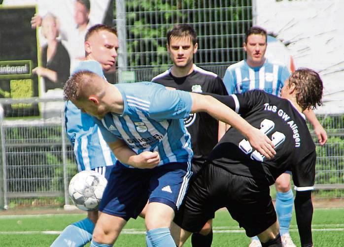 Die große Chance, sich im Abstiegskampf in eine bessere Position zu bringen vergab BW Rixbeck-Dedinghausen (gestreifte Trikots) beim 2:5 gegen Allagen. Foto: Schnieder
