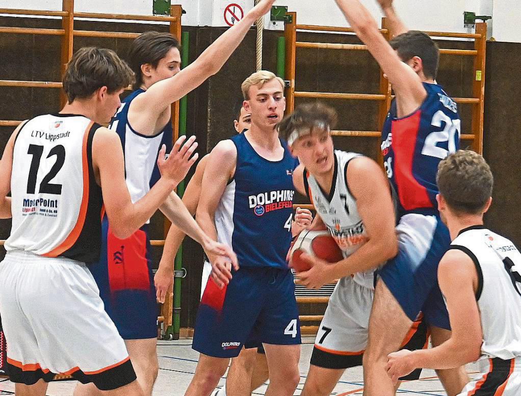 Zweites Spiel, zweiter Sieg: Die Basketballer des LTV Lippstadt (weiße Trikots) bezwangen Bielefeld mit 68:56 und sind damit als Aufsteiger weiter ungeschlagen. Foto: Tuschen