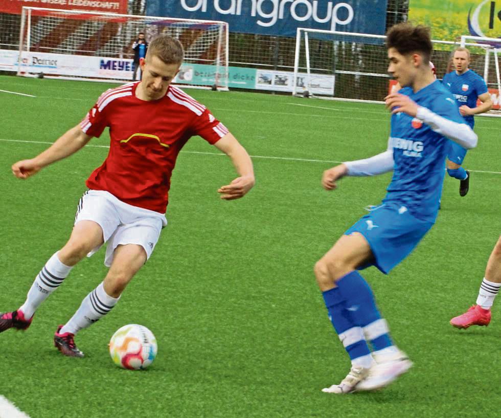 Mit einem überlegenen 2:0 im Heimspiel gegen den TuS Lipperode (blaue Trikots) baute der TuS Anröchte seine Erfolgsserie auf drei Siege nach der Winterpause aus. Foto: Brand