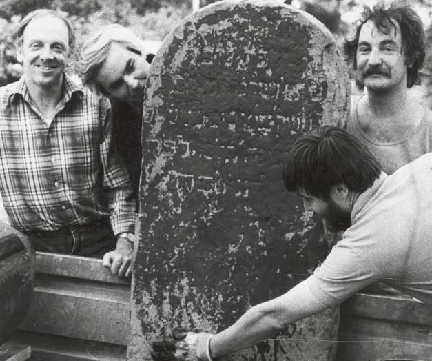Ein Zeugnis aus Anröchter Stein: Diesen Grabstein haben Mitglieder des Lippstädter Heimatbundes im Juni 1986 an der Burgstraße aus dem Lippe-Schlamm geborgen.