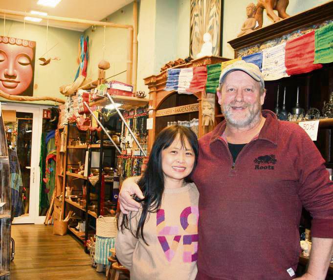 Die Ware war ebenso bunt wie der Kundenkreis: Siriwan und Uli Eck, hier während des Abverkaufs im Dezember, schließen das Bambu in der Poststraße. Foto: Axel Schwade