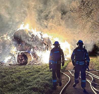 Die Feuerwehrleute ließen die Strohballen kontrolliert abbrennen. Fotos: Feuerwehr Anröchte