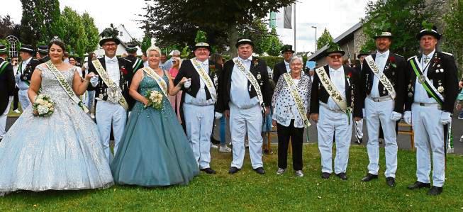 Die Jubelmajestäten mit dem aktuellen Königspaar (links).