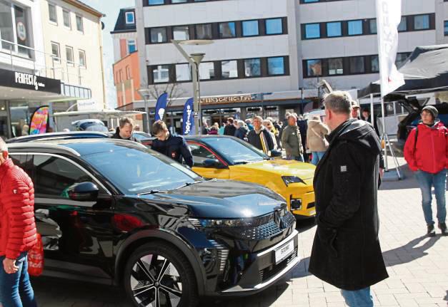 Autoausstellung, Außengastronomie: Beim Lippstädter Lenz war rund um den Bernhardbrunnen viel los. Foto: Puls