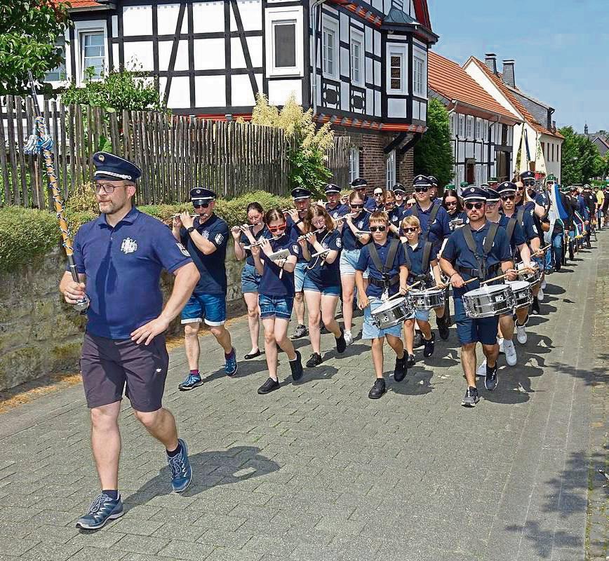 Mit Buftata durch die Bergstadt: Am Festumzug des ersten Rüthener Stadtschützenfests nehmen am Samstag rund 500 Personen teil – Musiker, Hofstaaten und Vorstände. Der Bandwurm zieht sich bis zur Stadthalle. Archivfoto: Kloer